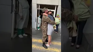 Military Husband Pays Surprise Visit to Wife on Birth of New Baby - 1147030