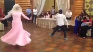 Чеченский ловзарг Иса танцует