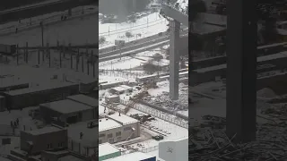 🏗️ Строительный кран упал при сносе горнолыжного комплекса «Снежком».