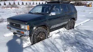 Classic Nissan WD21 Pathfinder / Terrano off-road after ice storm