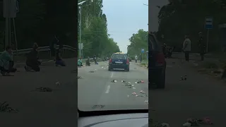 Жителі В'язовця живим коридором проводжають в останню дорогу загиблого воїна із Веснянки Артема