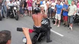 ORIGINAL Swiss Harley Days. Motorcyclist epic fail in the middle of the crowd. "IL BULLO DI TURNO",