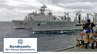 Betankung einer deutschen Fregatte im Atlantik – Bundeswehr