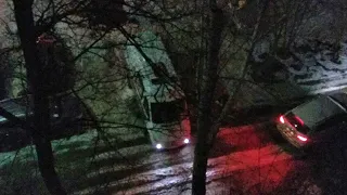 Волжане вытолкали застрявшую во дворе скорую помощь