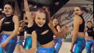Пироженкова Ирина танцует с танцевальной командой