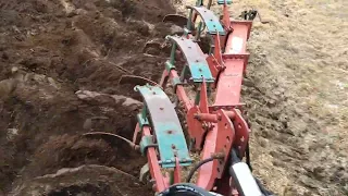 Ploughing   Kverneland.  Valtra G 135