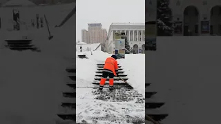 Механизированная уборка снега на Майдане. Снегопад в Киеве. Зима в Украине.