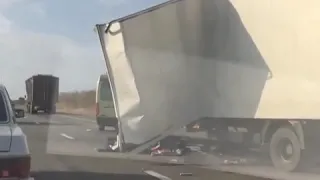 В сети появилось видео страшного ДТП с грузовиком