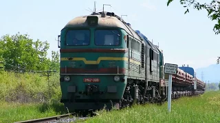 2М62-0618 и ЧМЭ3-3592 с грузовым поездом на перегоне Буштино - Хуст