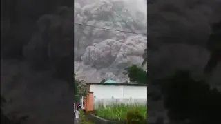 Eruzione monte Semeru in Indonesia