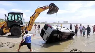 Carro atolado em praia de Peruíbe é retirado por trator