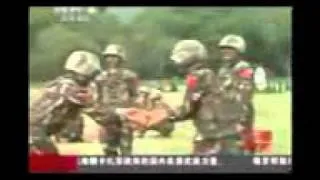 Китайские солдаты играют с гранатой.