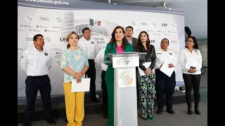 Senadora  Kenia López Rabadán, en conferencia conjunta, acompañadas por policías de Campeche.