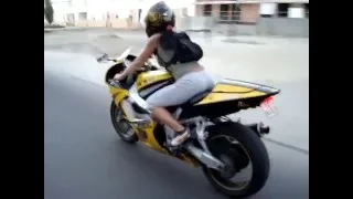 Slender girl on a GSXR 750. Стройная девушка на GSXR 750