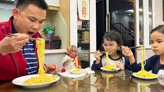 Bibi, Chip and Xuka enjoy delicious noodles cooked by Dad!