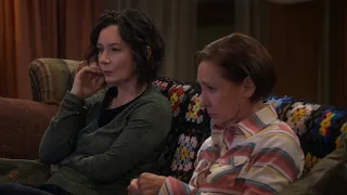 Darlene and Jackie Watch 'The Bachelor' - The Conners