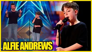 Alfie Andrews, de 12 anos, é aplaudido de pé cantando "Hold My Hand" | AGT 2023