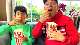 Guardare un film con i popcorn. Jason si fa un grande popcorn. Guardare film | Jason Vlogs Italia