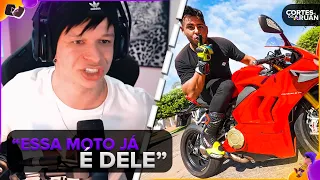 ARUAN REAGE: PEGUEI A MOTO MAIS CARA DO MEU AMIGO ESCONDIDA (RENATO GARCIA) - Cortes do Aruan