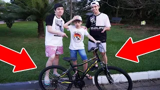 PRESENTE SURPRESA DE ANIVERSÁRIO!! DAVI CONSEGUIU ANDAR DE BICICLETA ?