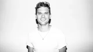 Jeremy Irvine Talks All About 'Mamma Mia! Here We Go Again'