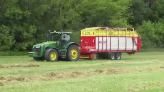 John Deere - Zbýrání trávy