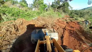 Pá carregadeira Hyundai fazendo uma limpeza perto da lavoura