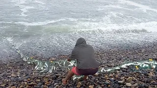 Este HOMBRE SACA su RED de Mar AGITADO y NO SE  IMAGINAN los CIENTOS de PECES  que ATRAPA