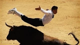 Photos of the Day - Jumping Over A Bull In Spain - May 2, 2014