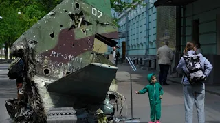 Straßenausstellung in Kiew zeigt zerstörtes russisches Kriegsgerät