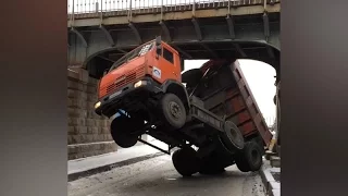 Камаз не вписался в тоннель и застрял под Царскосельским мостом в Петербурге