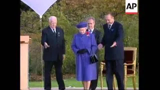 FRANCE: BRITAIN'S QUEEN & JACQUES CHIRAC MARK ARMISTICE DAY (2)