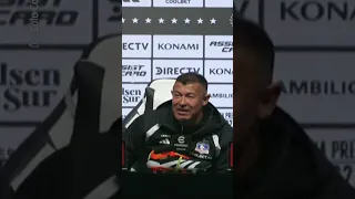 ¿Se parecen? Doble de Arturo Vidal sorprende a Jorge Almirón en conferencia de Colo Colo