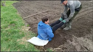 Переехали в глубинку,разгребаем завалы и находим настоящие сокровища.Всей семьёй наводим порядок.