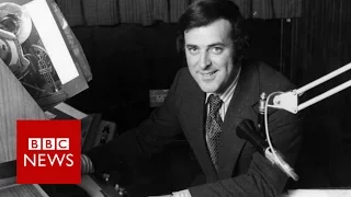 Moment Sir Terry Wogan signed-off his Radio 2 breakfast show - BBC News