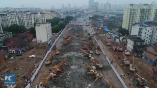 World amazing Chinese efficiency: 200 excavators dismantle 600 meters flyover in 8 hours