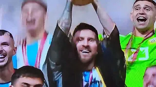 Messi levanta a taça da copa do mundo 2022