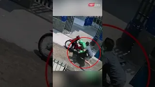Người dân vật lộn, vây bắt kẻ trộm xe máy