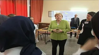 Merkel im Mädchengymnasium - Maaßen kein Thema