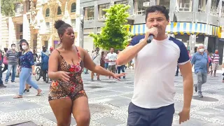 OLHA O QUE ESSA MORADORA DE RUA FAZ QUANDO O CANTOR DE RUA COMEÇOU CANTAR ELA FICOU MUITO DOIDA KKK