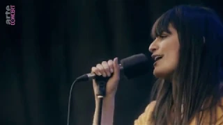 Clara Luciani les fleurs et la grenade à Art Rock