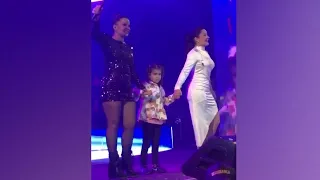 Menina xanxerense, de seis anos, sobe no palco com Maiara e Maraísa na ExpoFemi