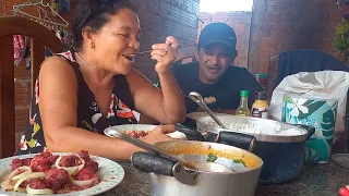 MINHA MÃE  VEIO ALMOÇAR COMIGO.