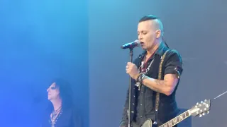 Johnny Depp singing "Heroes" (David Bowie) with Hollywood Vampires, 04.06.2018 - Berlin / Germany