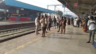 13352 Alleppey - Dhanbad Express arriving at Samalkot Jn