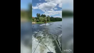 Катаемся на водных лыжах с собакой)