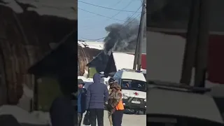 Здание бывшей пожарной части горит в Ногликах