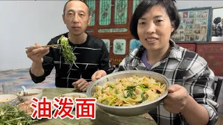 The daughter-in-law in the countryside made oily noodles for her husband  and the scallion and garl