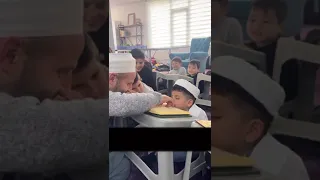 Мальчик в турции заснул в медресе , наставник оправдывает его.