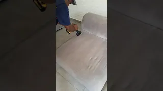 Nettoyage professionnel des canapés à domicile.